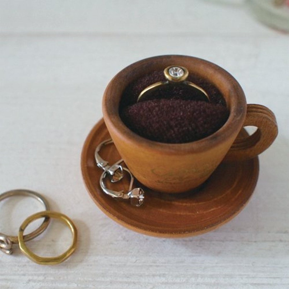 Decole Cinq Cafe Design: Cup and Saucer Ring Holder - PartyErasers