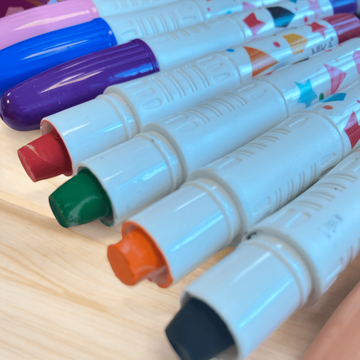 Twistable Gel Wax Crayon 24 Colours in a Plastic Case for student school art - PartyErasers